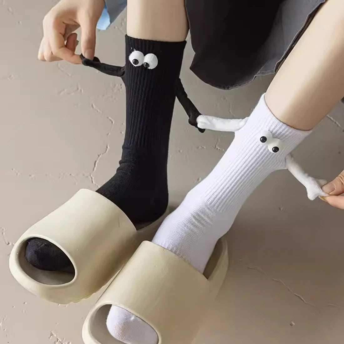 1 Pair Fashion Woman Socks Funny Creative Magnetic Attraction Hands Black White Cartoon Eyes Couples Socks